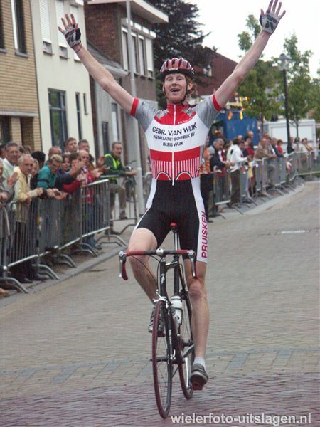 Roland juichend over de finish in Clinge
